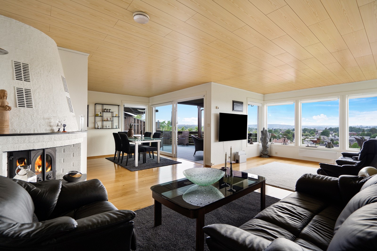 Lys og åpen stue med panoramavinduer Galleribilde