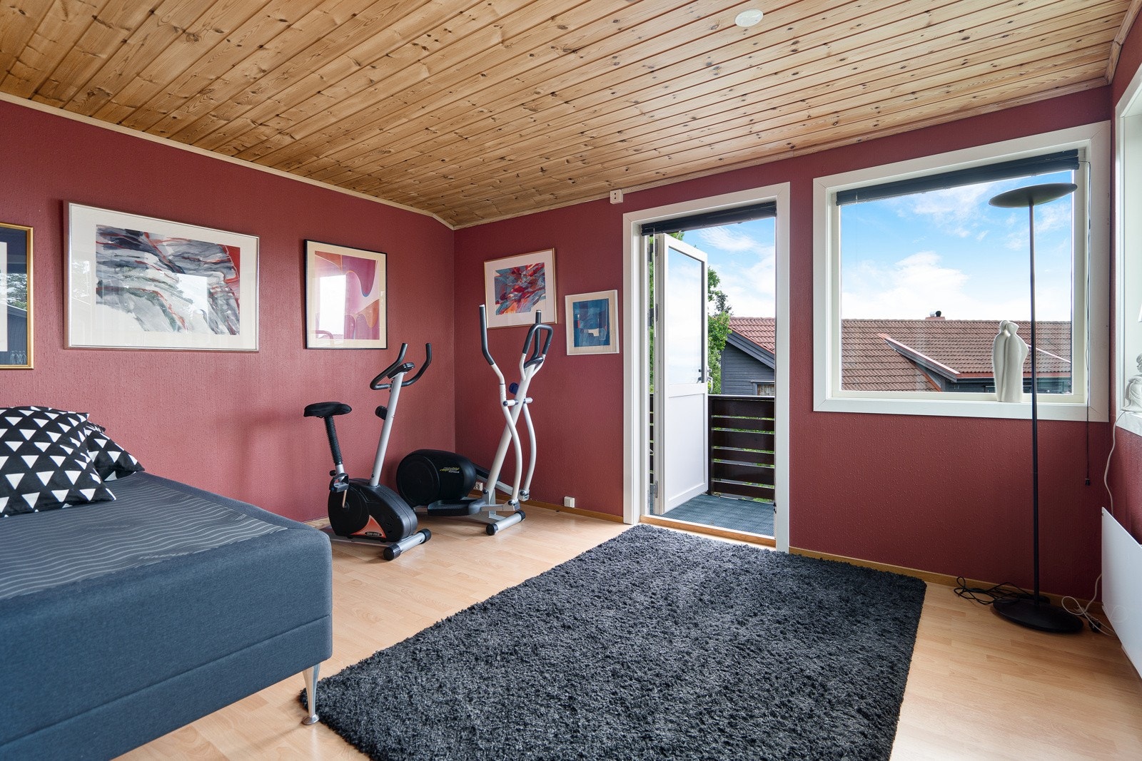 Soverom 2 med utgang til østvendt balkong - Her er det nydelig utsikt over Oslofjorden Galleribilde