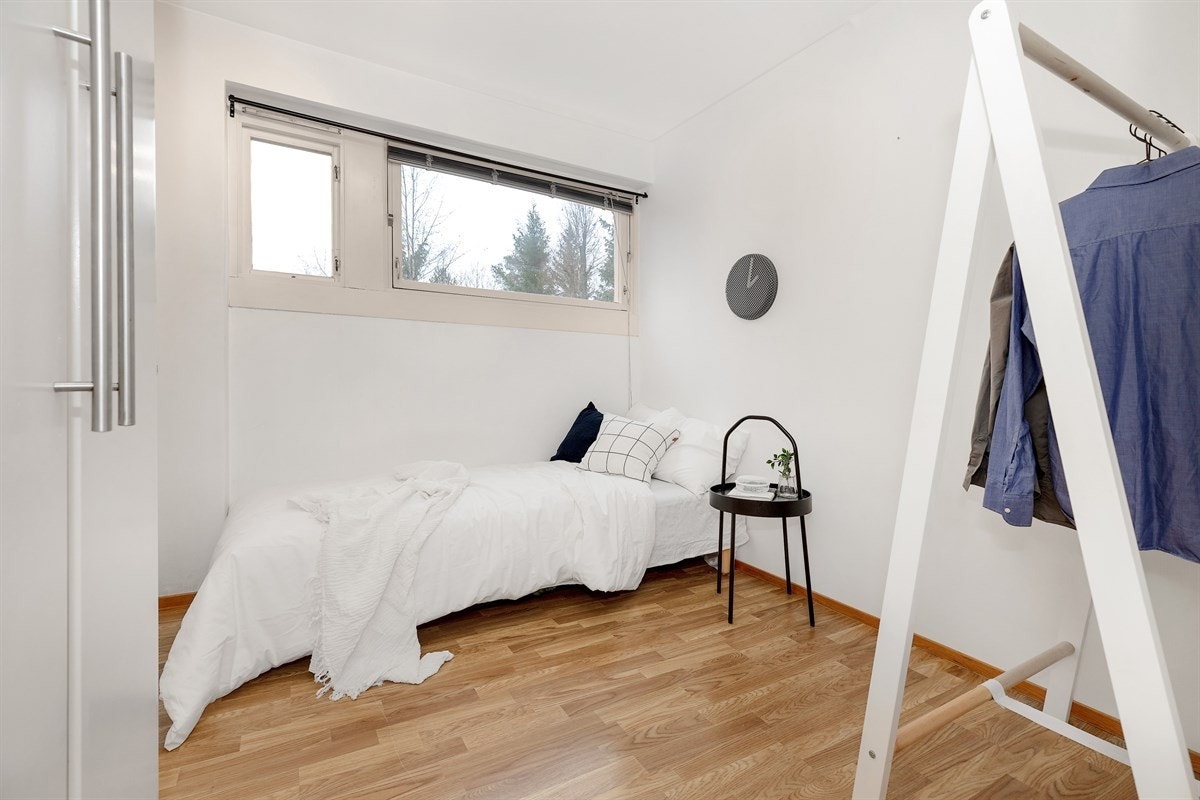 Soverom med plass til dobbeltseng med tilhørende nattbord. Romstørrelsen gir også plass til oppbevaringsløsninger. Galleribilde
