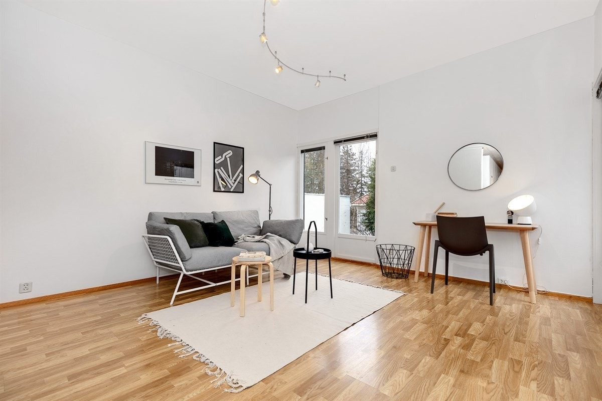 Åpen stue- og kjøkkenløsning med gode innredningsmuligheter. Stuen er lys og romslig med lyse tak- og veggoverflater. Her har du god plass til å innrede med sofa- og TV-møblement. Galleribilde