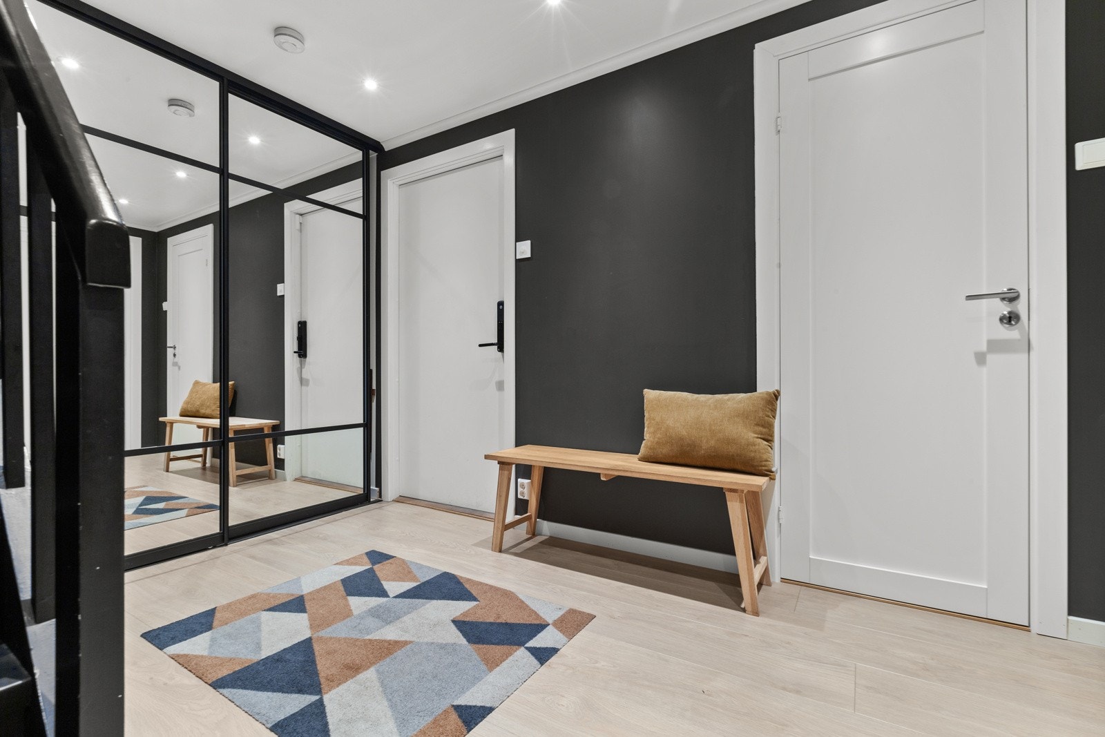 Entré i underetasje med adkomst til boligens hybeldel og videre adkomst inn til gangen i underetasjen. Stor skyvedørsgarderobe med speilfronter gir gode oppbevaringsmuligheter. Galleribilde