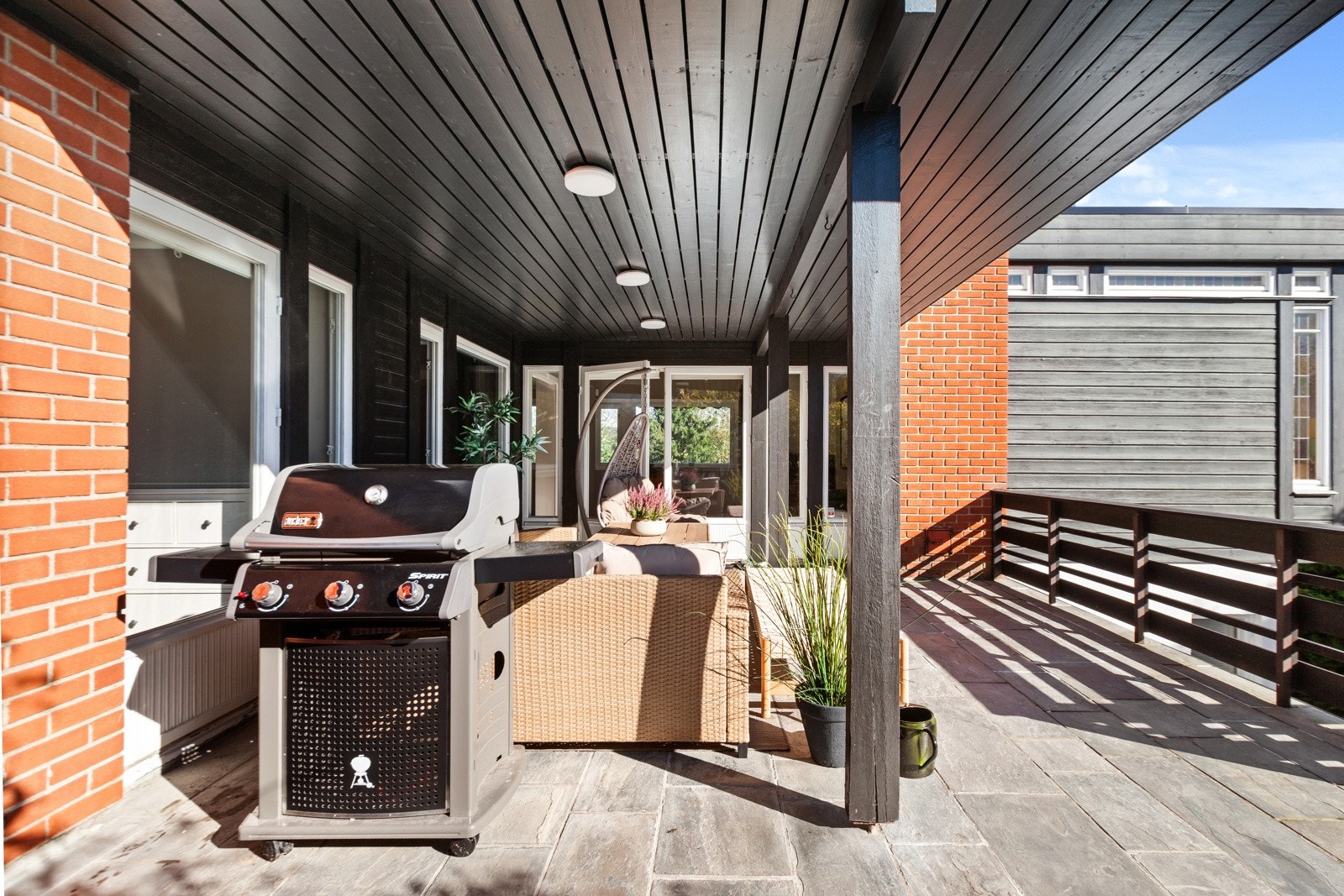 Her er det rikelig med plass til grill, utemøbler og sittegrupper i ulike soner. Galleribilde