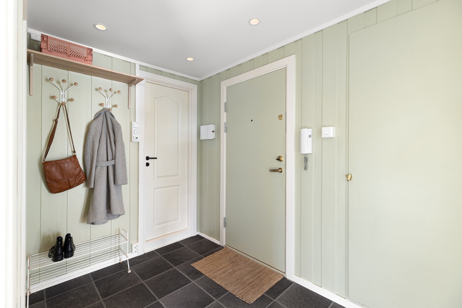 Leiligheten har en stor entré med rikelig med plass til både jakker og skostativ. Fra entréen er det inngang til en praktisk bod, perfekt for ekstra oppbevaring. Galleribilde