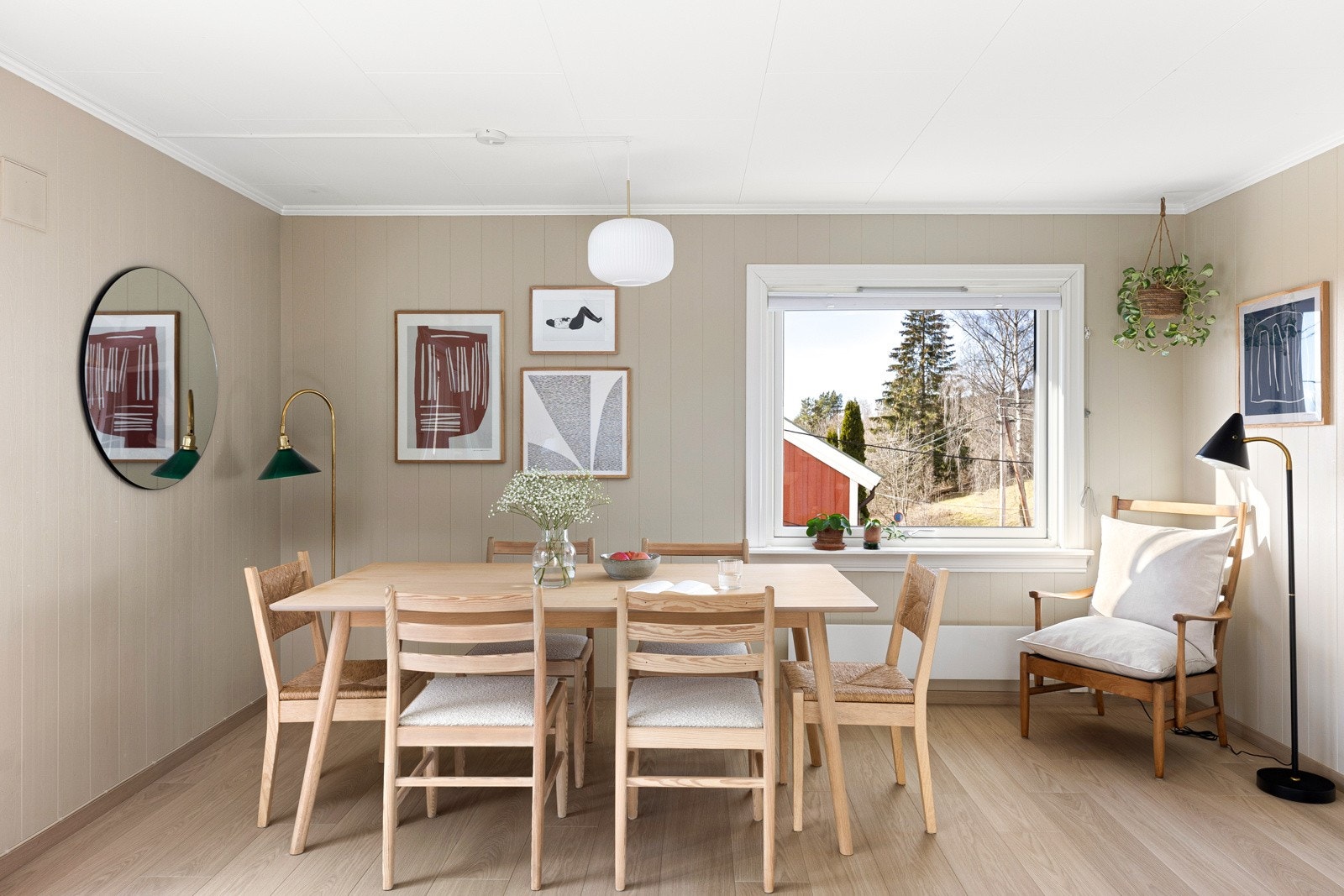 Leiligheten har hovedsakelig vinduer med tolags isolerglass, produsert i 2021 og 2023. Galleribilde