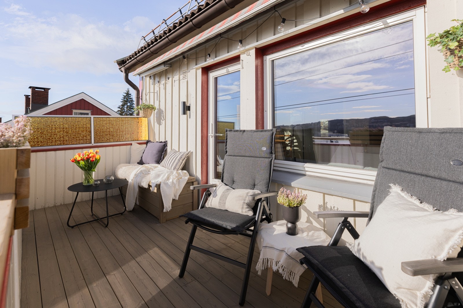 En lys og gjennomgående toppleilighet med stor, solrik balkong Galleribilde