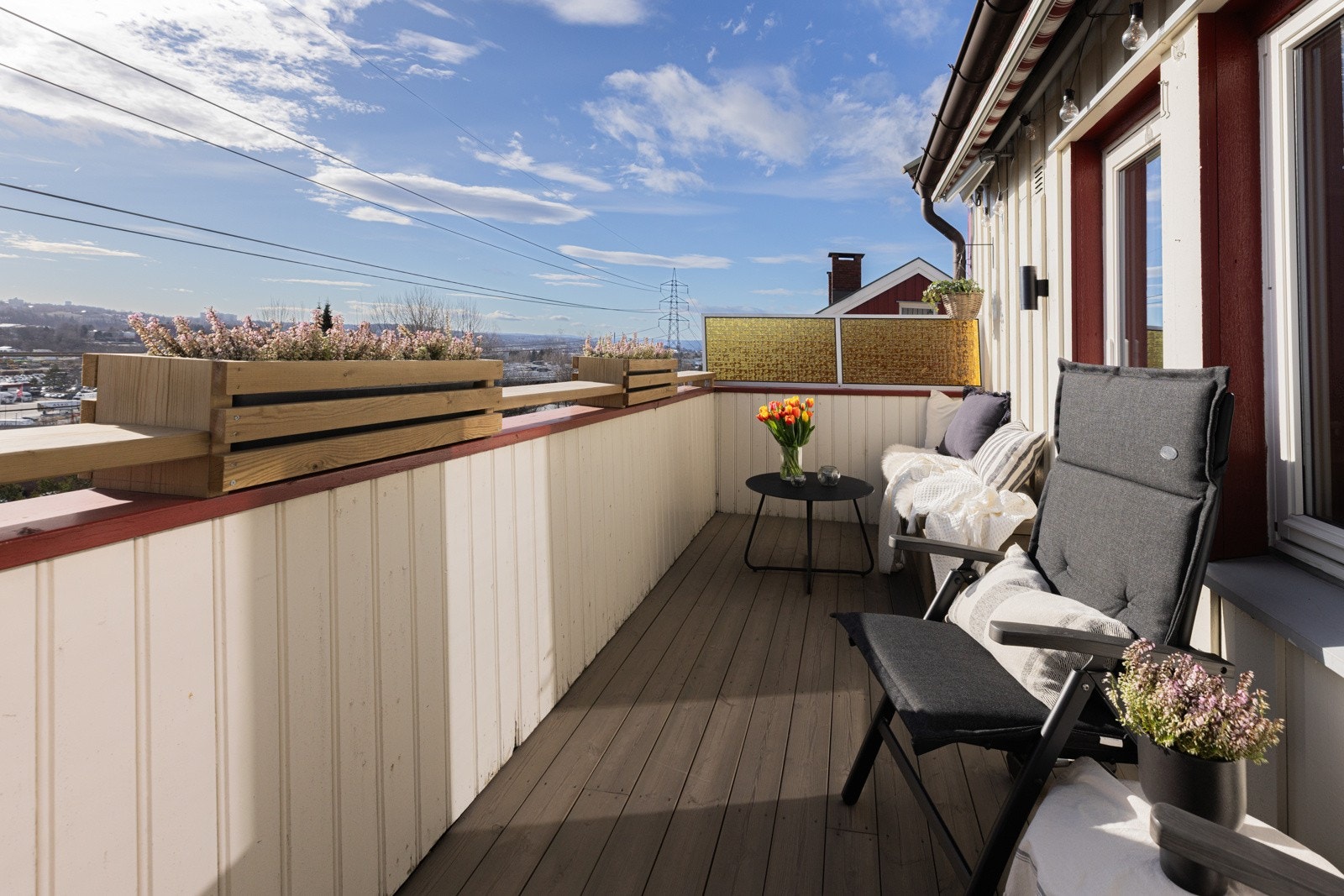 Romslig og solrik balkong på ca. 9 kvm med markise. Galleribilde