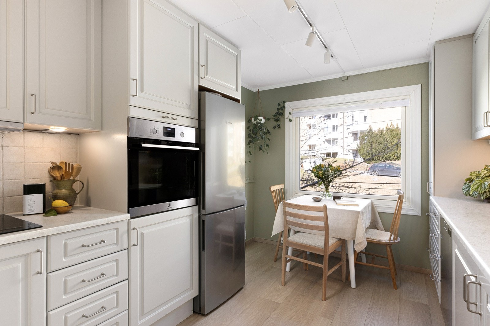 Innredningen er fra MIAS (2005) med profilerte fronter og en laminatbenkeplate med nedfelt kum i rustfritt stål. Galleribilde