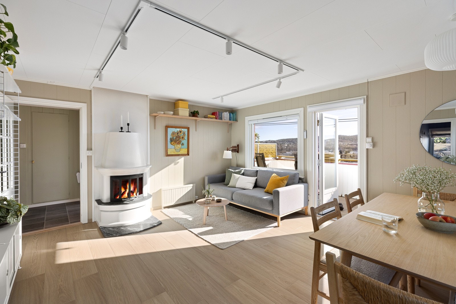 I stuen er det en stilfull plassbygget peis med glassdør, som skaper en lun og koselig atmosfære. Galleribilde