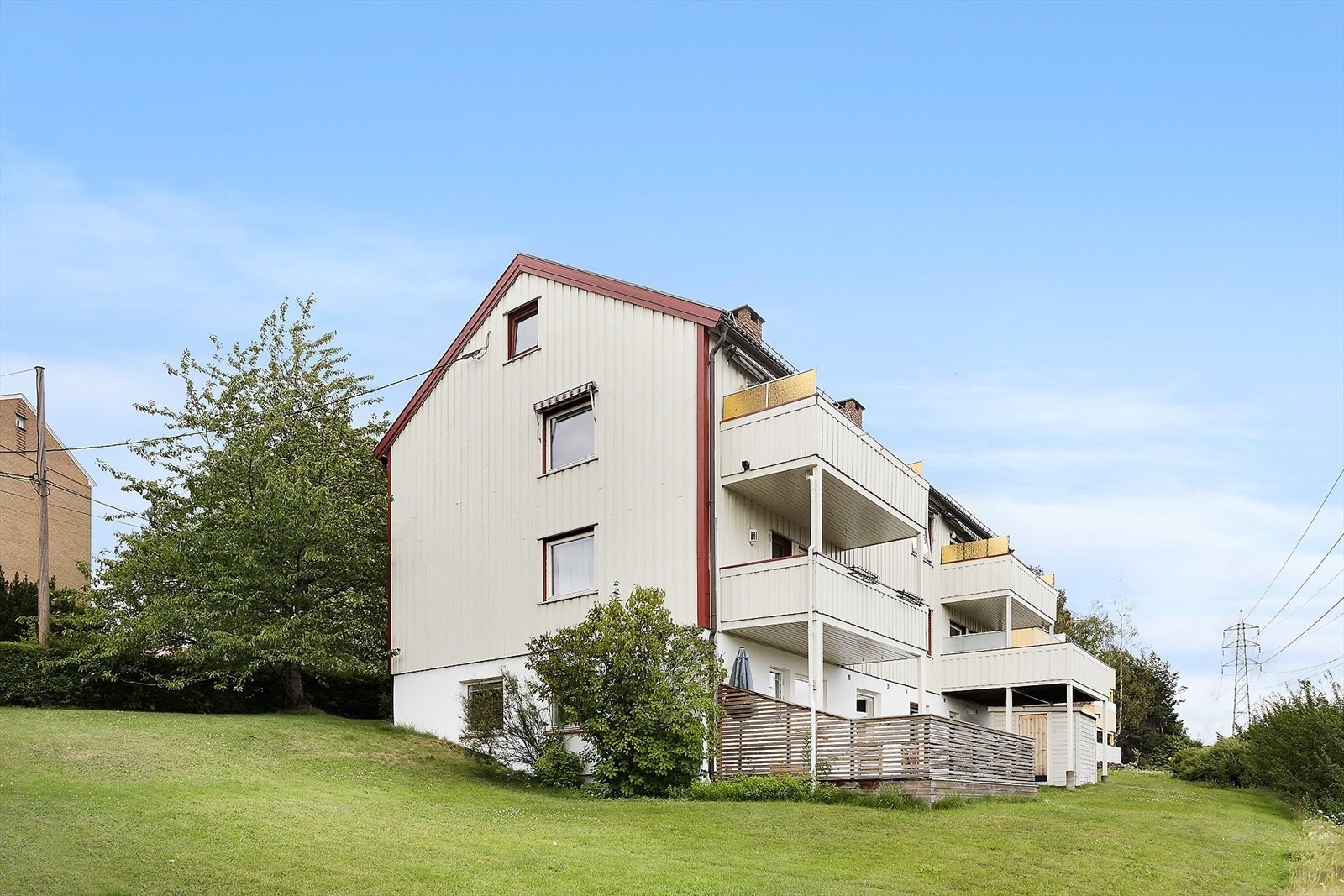 Boligen er omringet av grønne, frodige fellsarealer til glede for beboerne. Galleribilde