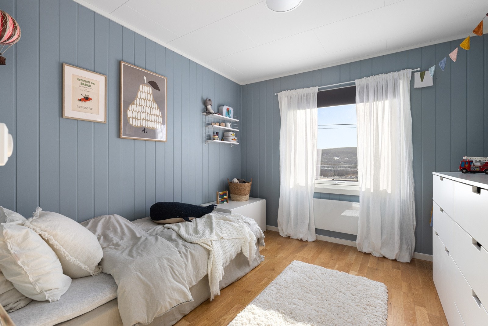 Det andre soverommet har trestavs parkett og lysblå vegger. Galleribilde