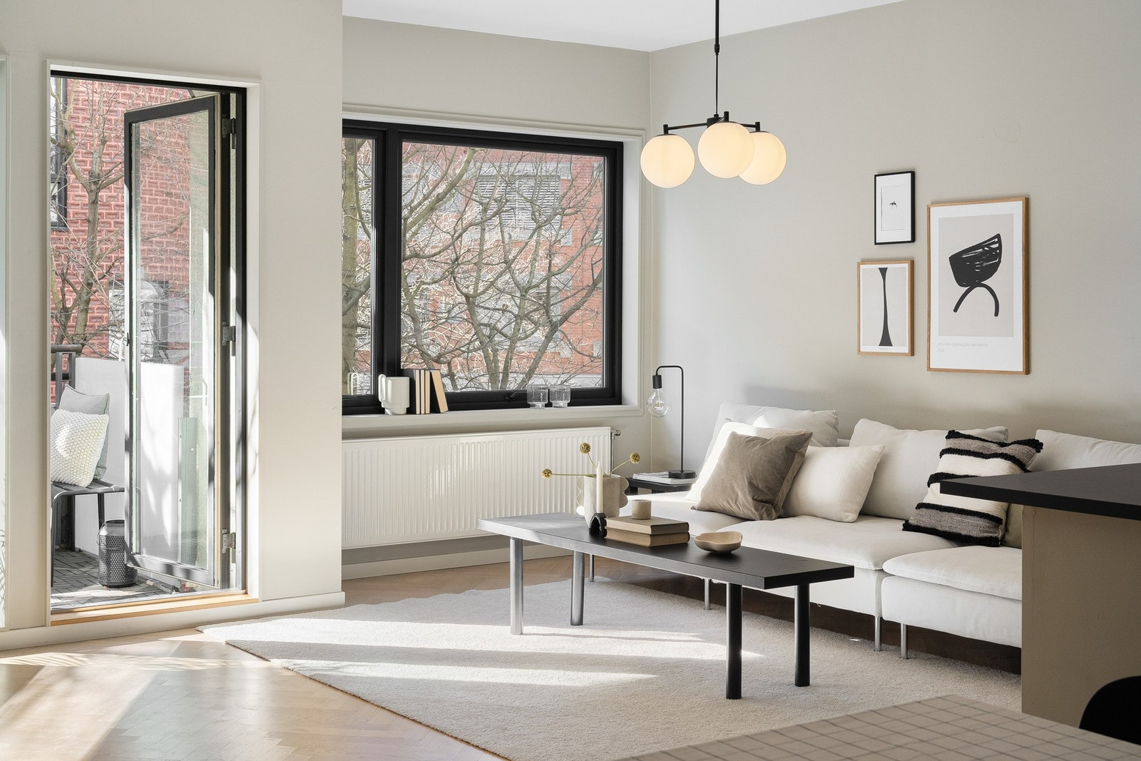 Lys og moderne stue med store vindusflater som tilfører rommet rikelig med naturlig lys. Galleribilde