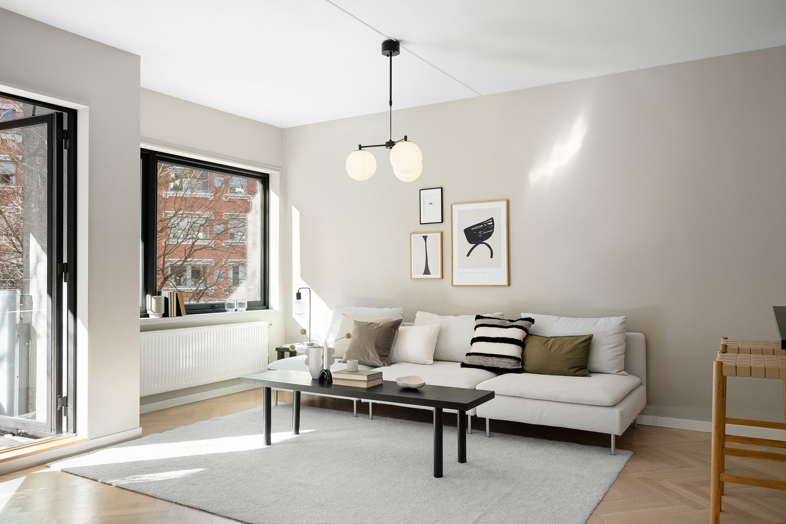Plass til stor sofa med tilhørende sofabord. Galleribilde