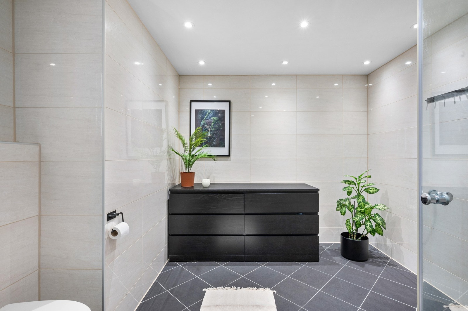 Badet måler 9,6m² så er det god plass til oppbevaring Galleribilde