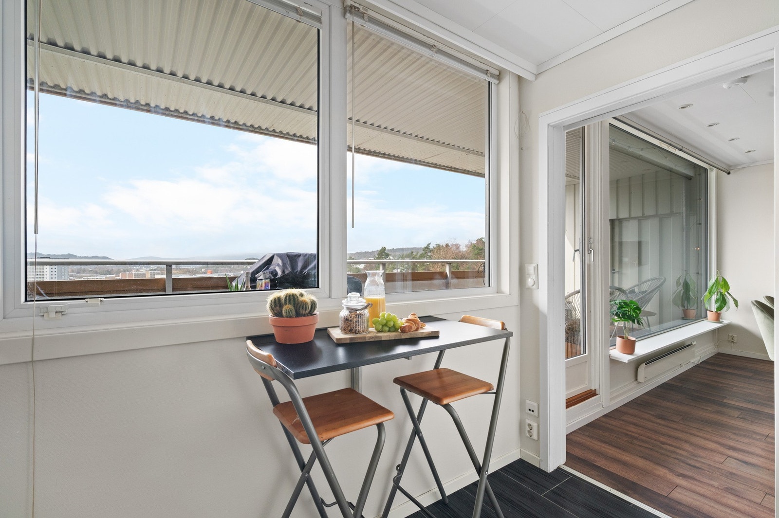 Her kan man nyte den fine utsikten mens man spiser Galleribilde