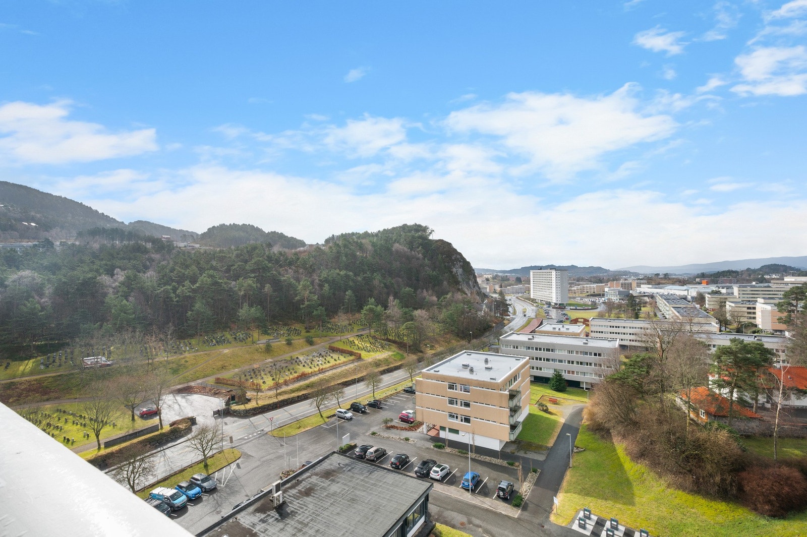 Her bor du i rolige omgivelser med gangavstand til Oasen, treningssenter, skoler, barnehager, turområder og kollektivtilbud Galleribilde
