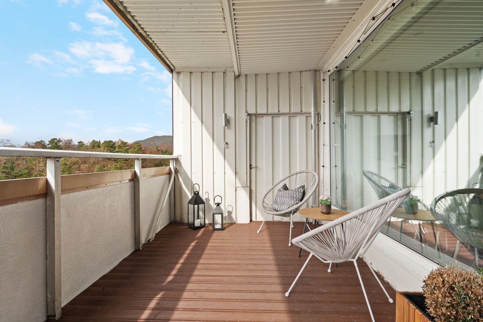 Her har man plass til diverse utemøblement, noe som gjør den til et hyggelig oppholdssted Galleribilde