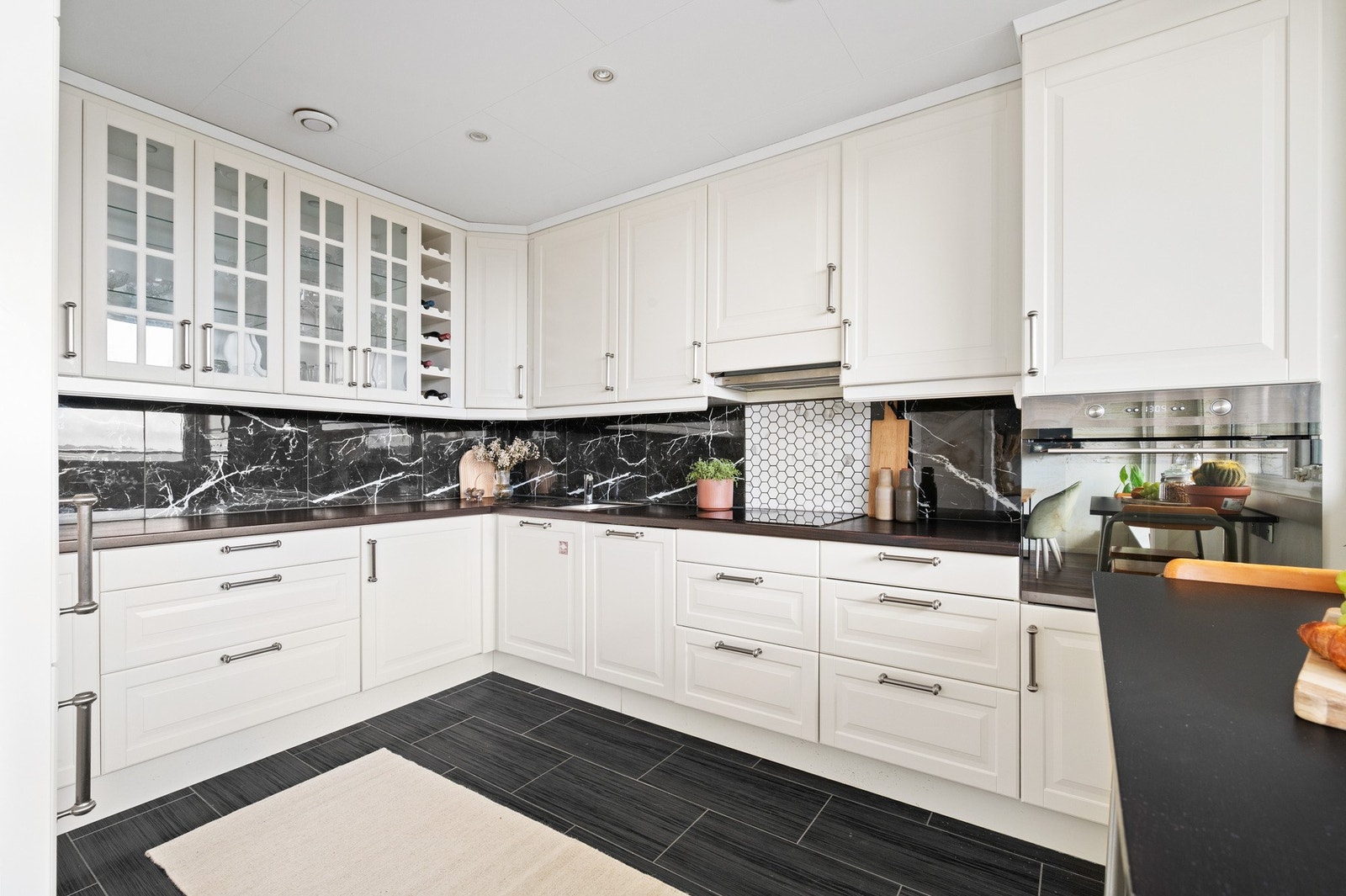 Kjøkkenet har en praktisk utforming som sørger for rikelig med oppbevaringsplass og effektive arbeidsflater Galleribilde