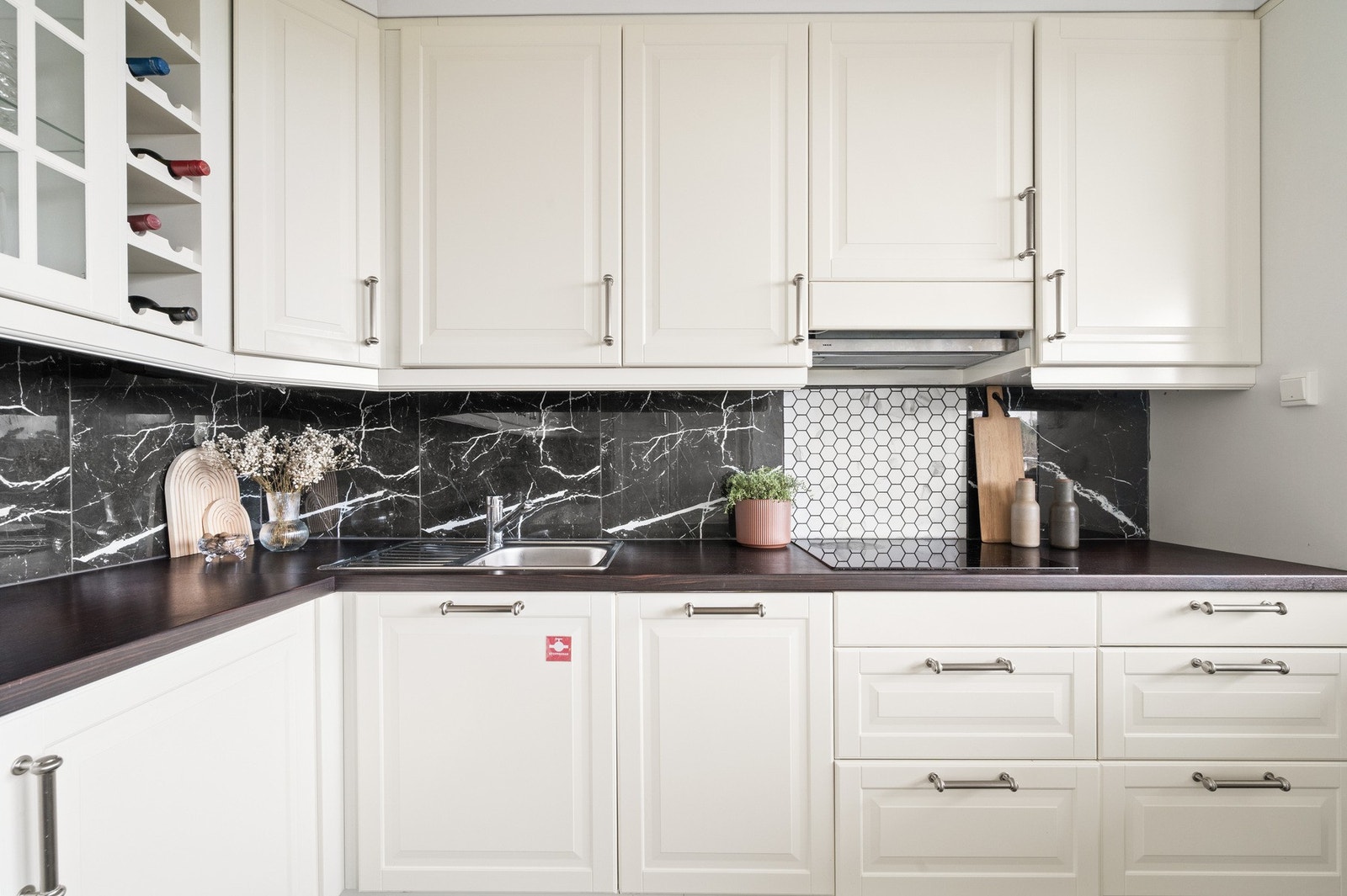 Kjøkkenet er utstyrt med integrerte hvitevarer som induksjonsplatetopp, stekeovn, oppvaskmaskin samt kjøl- og fryseskap Galleribilde