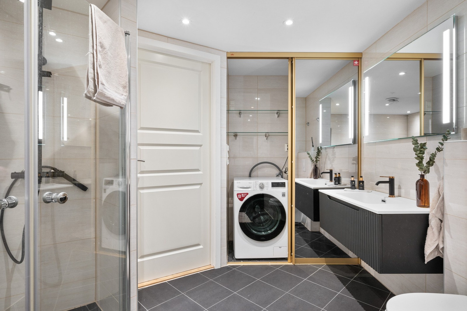 Det er også opplegg for vaskemaskin på badet Galleribilde