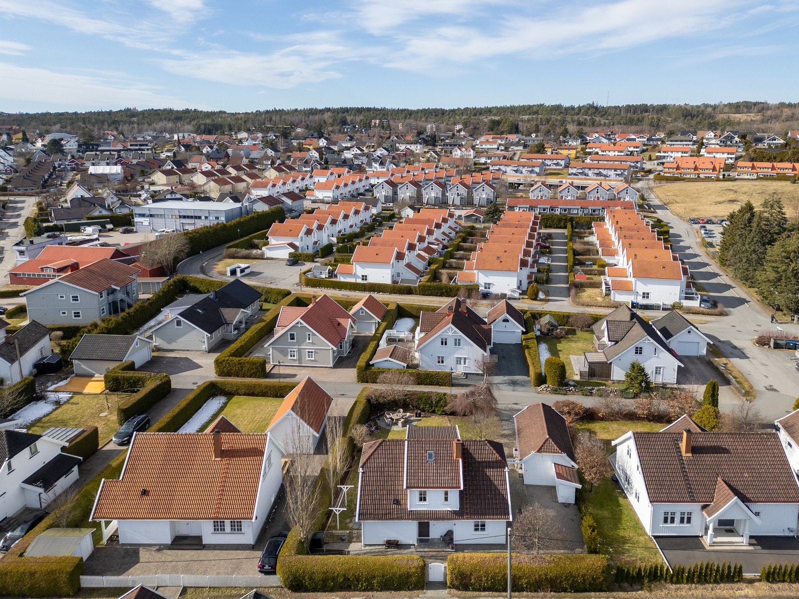 Eiendommen ligger i usjenerte omgivelser i en rolig blindgate i Roselia på Lisleby. Galleribilde