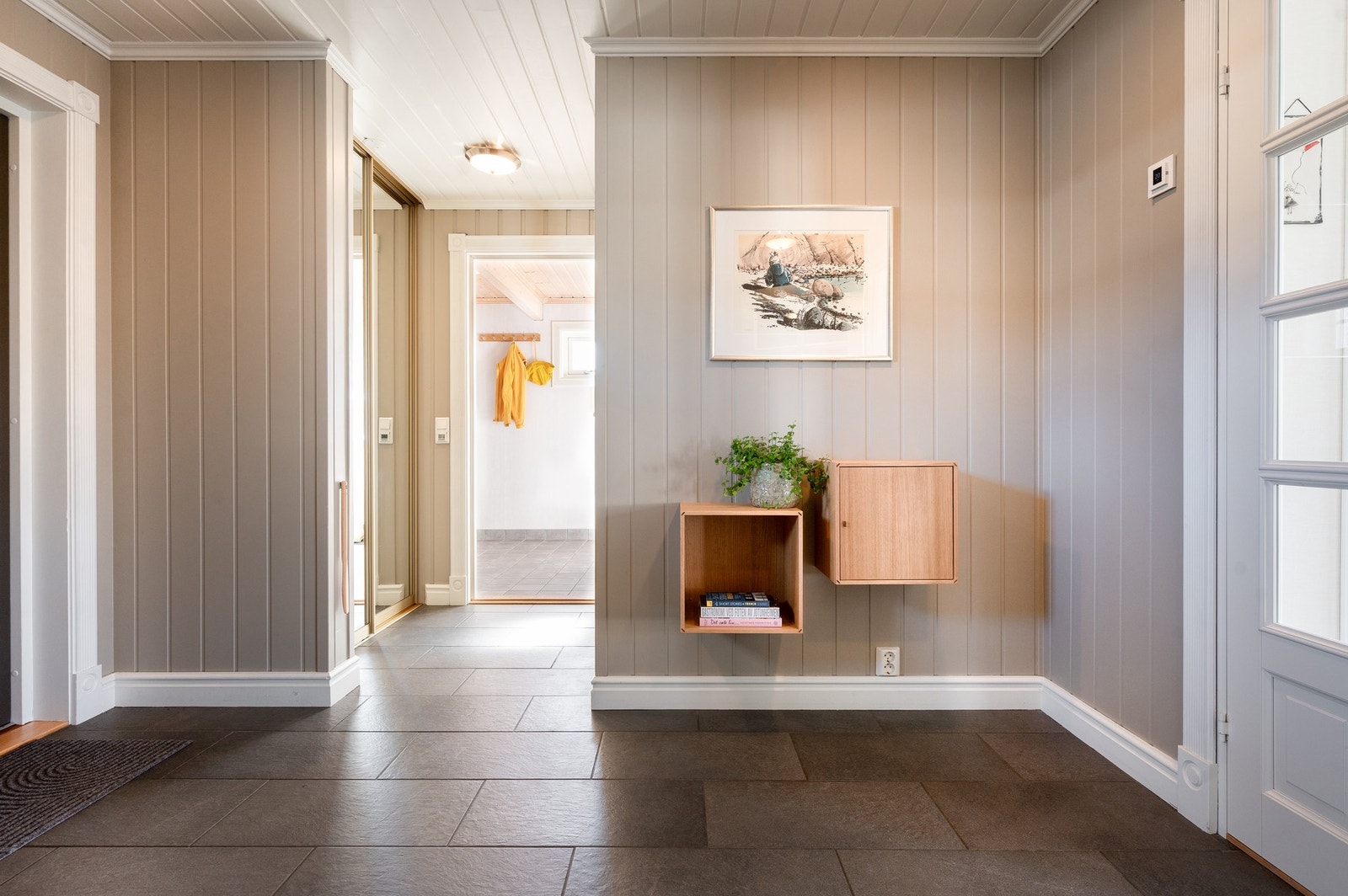 Boligen har en romslig hall med mye garderobeplass. Ett av boligens bad ligger tilknyttet entrèen. Galleribilde