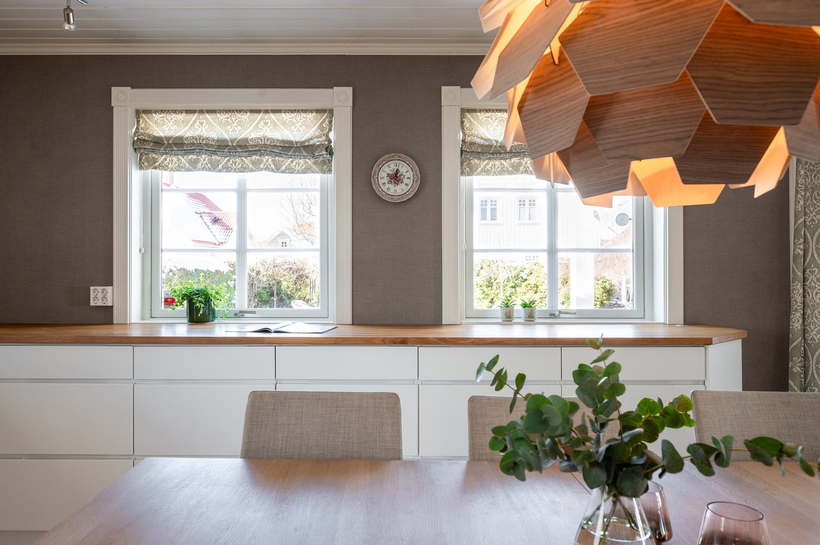 Boligens kjøkken er fornyet i 2016 med hvite slette fronter og benkeplater av heltre. Galleribilde