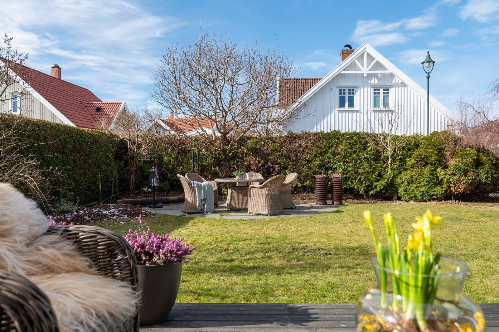 Tomten er flat og orientert mot vest. Den er solrik med sol fra morgen til kveld. Galleribilde