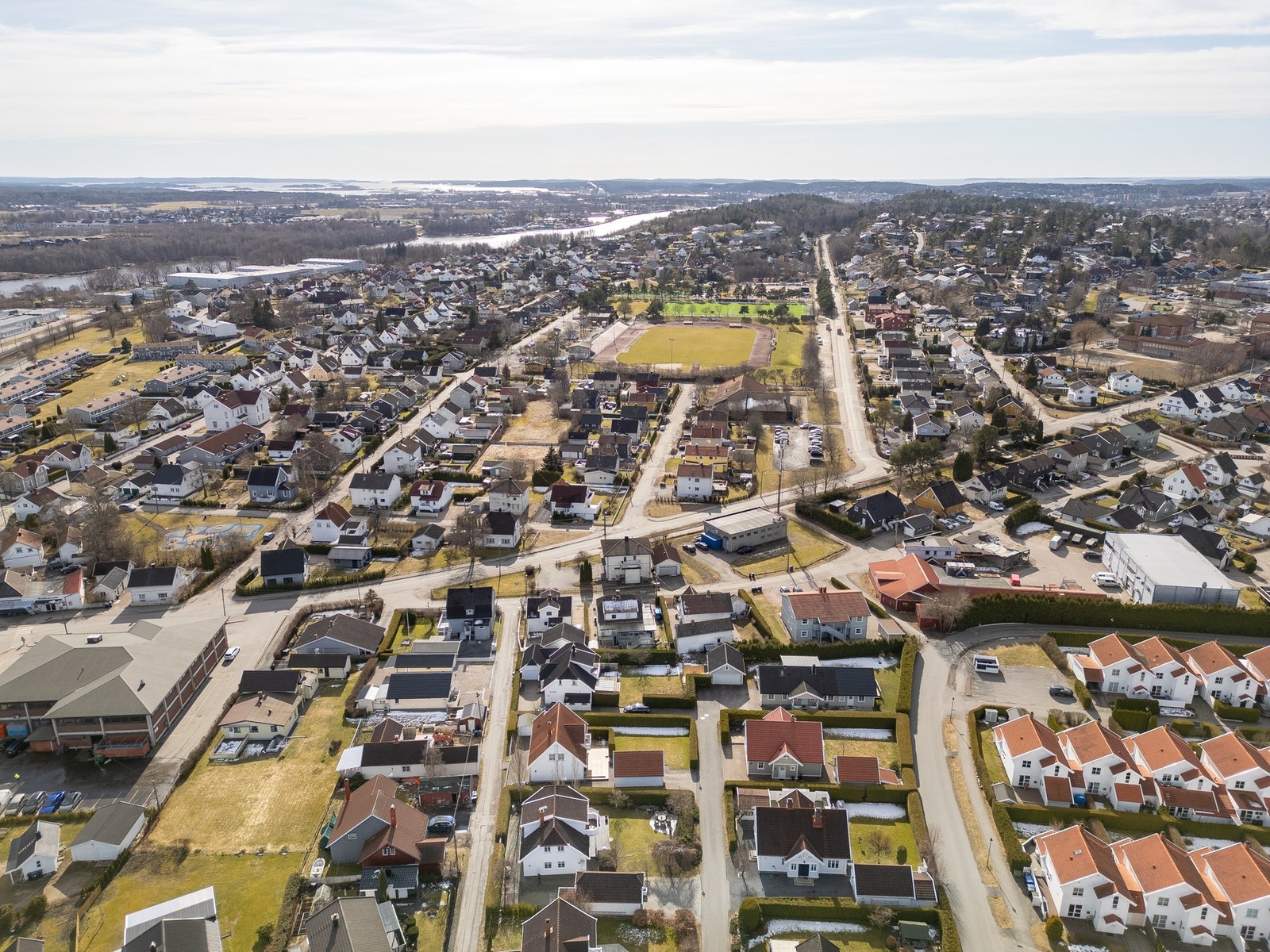Lisleby er et trivelig tettsted med et aktivt idrettsmiljø for barn og ungdom. Det lokale sentrumet "Snippen" har blant annet matbutikk, kiosk, frisør, tannlege og restaurant. Galleribilde
