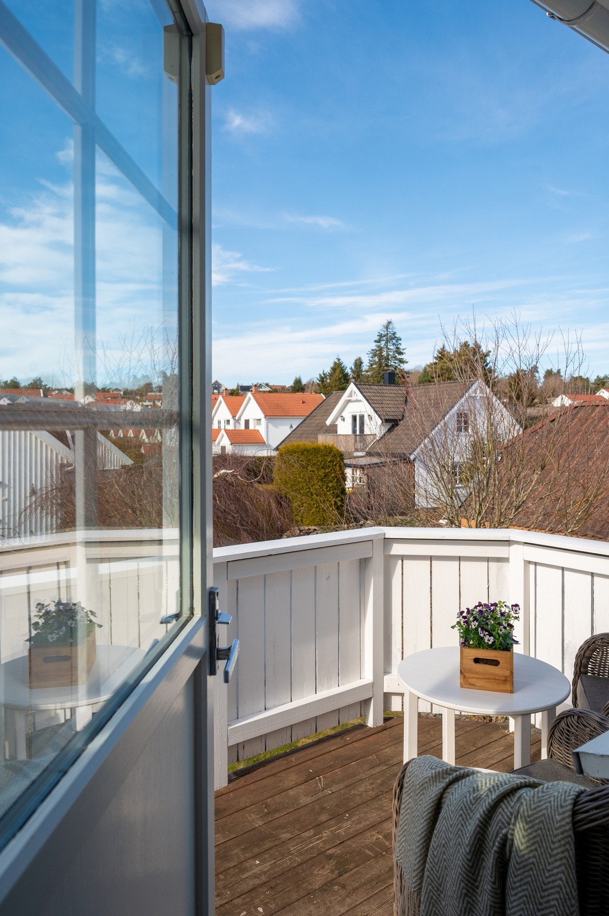 Fra rommet er det utgang til en vestvendt balkong. Galleribilde