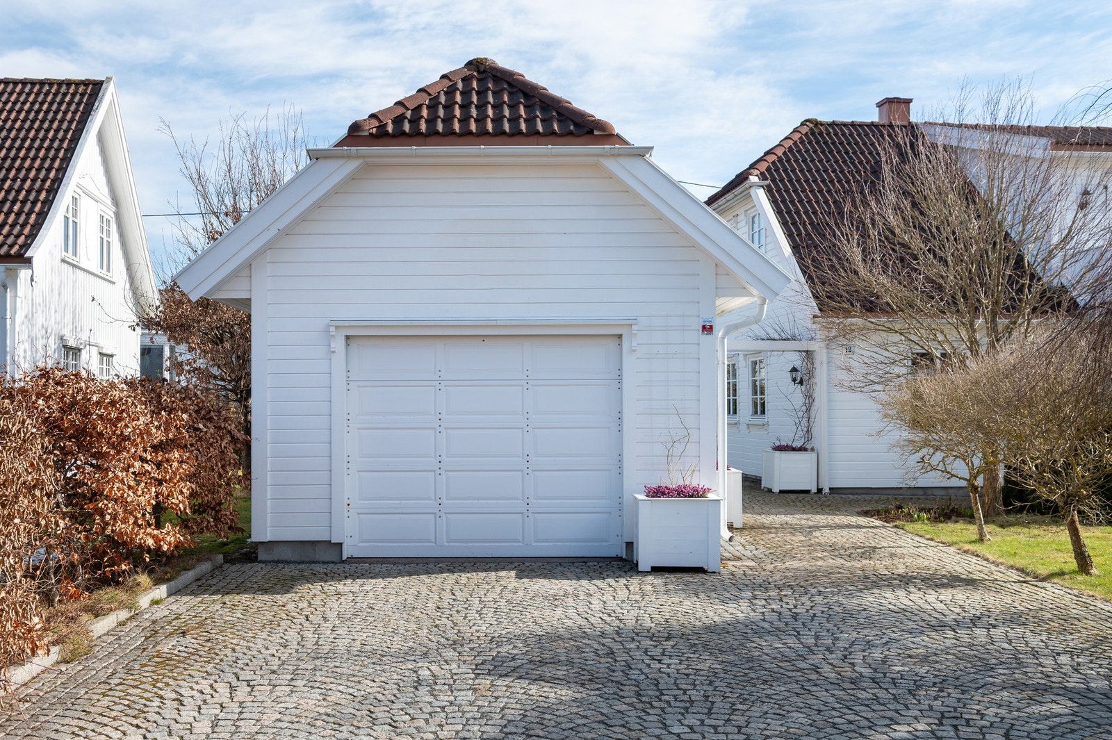 Det er montert billader i garasjen. Galleribilde