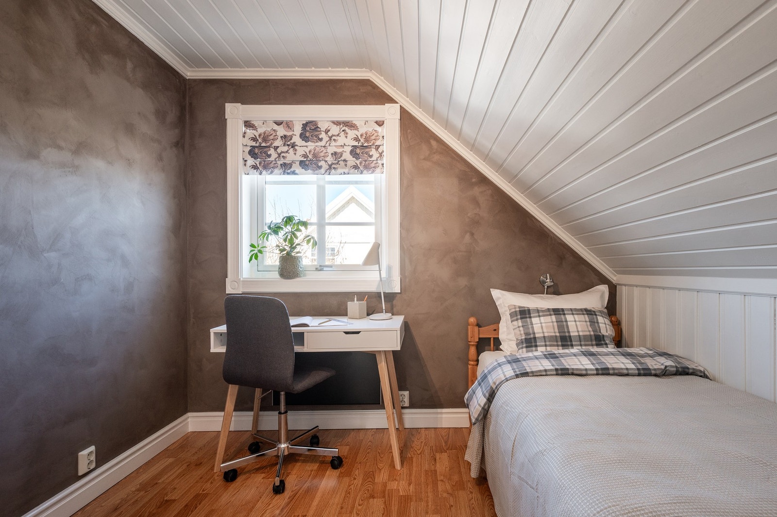 Dette er et er tiltalende rom med kalkmaling på vegger og ellers lyse overflater. Galleribilde