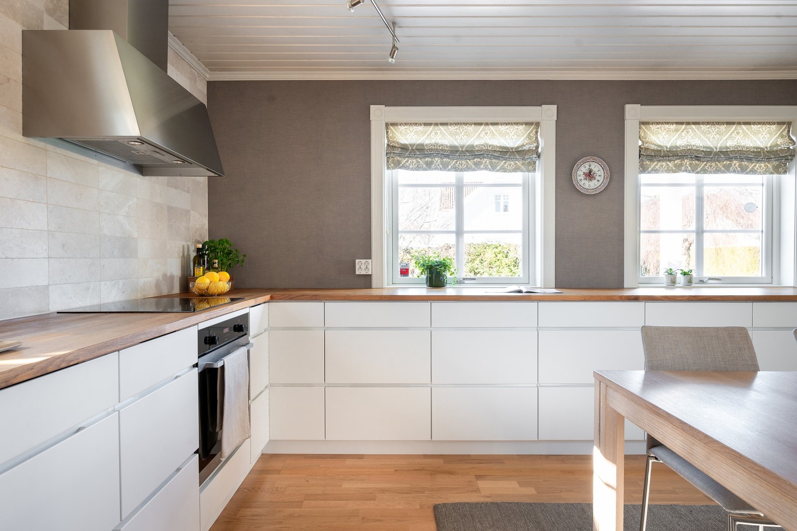 Kjøkkenets mange vinduer slippet lyset godt inn i rommet fra ulike vinkler Galleribilde