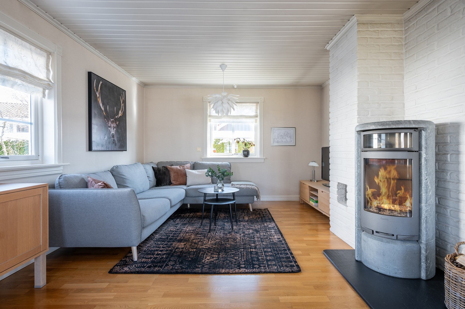 Huset er oppvarmet med elektrisitet og vedfyring. Galleribilde