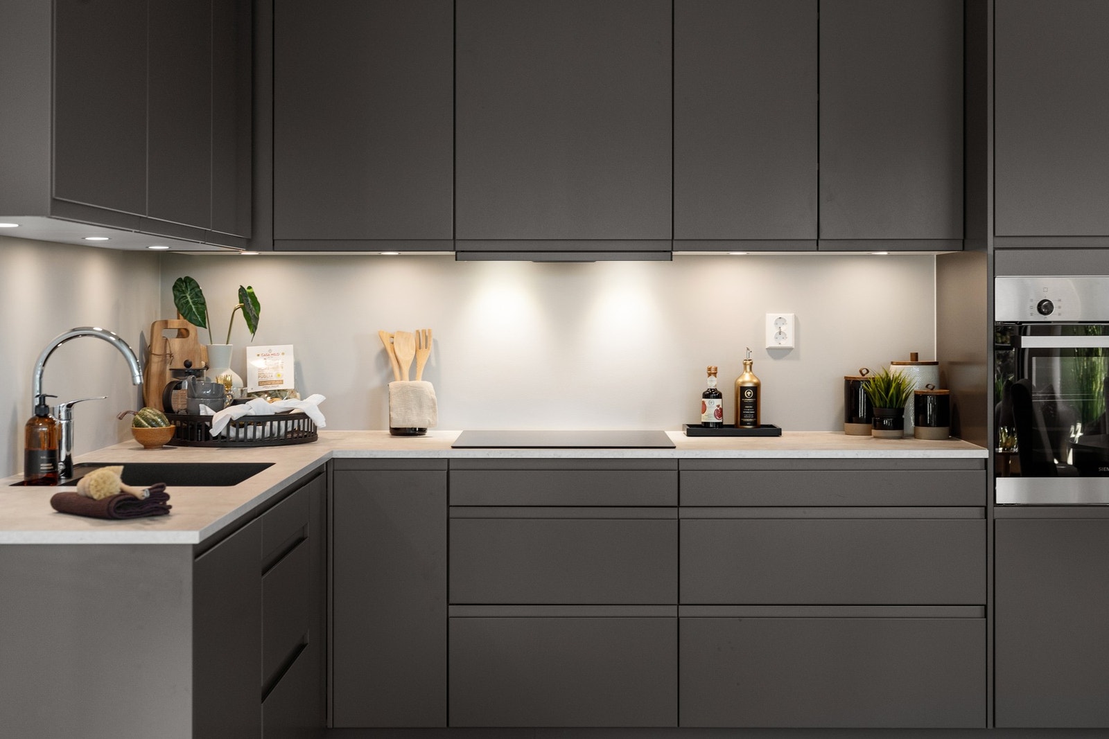 Pen og lys benkeplate i laminat Galleribilde