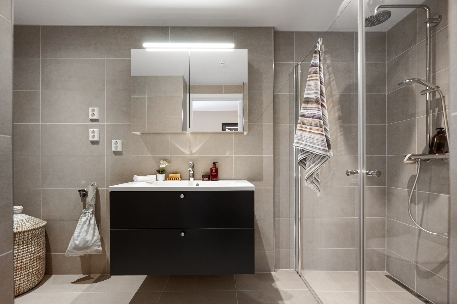 Boligens andre bad har samme delikate flisevalg og moderne innreding fra Sigdal Galleribilde