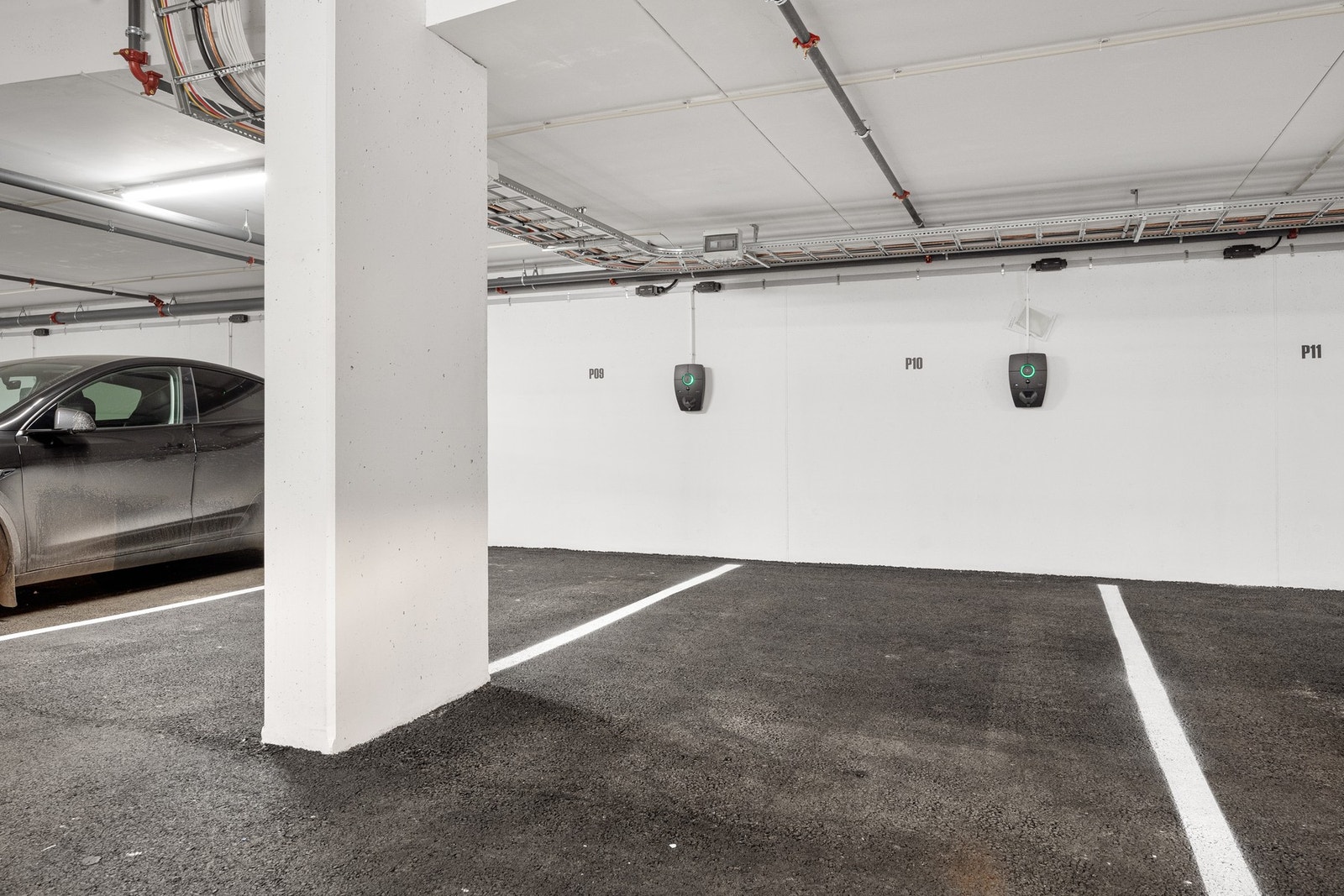 Garasjeplass med lader i sameiets garasjekjeller Galleribilde