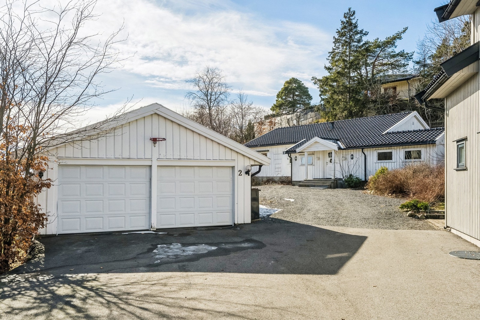 Velkommen til Drakeåsveien 2! Denne sjarmerende eneboligen ligger på en solrik tomt med flotte uteområder. Galleribilde