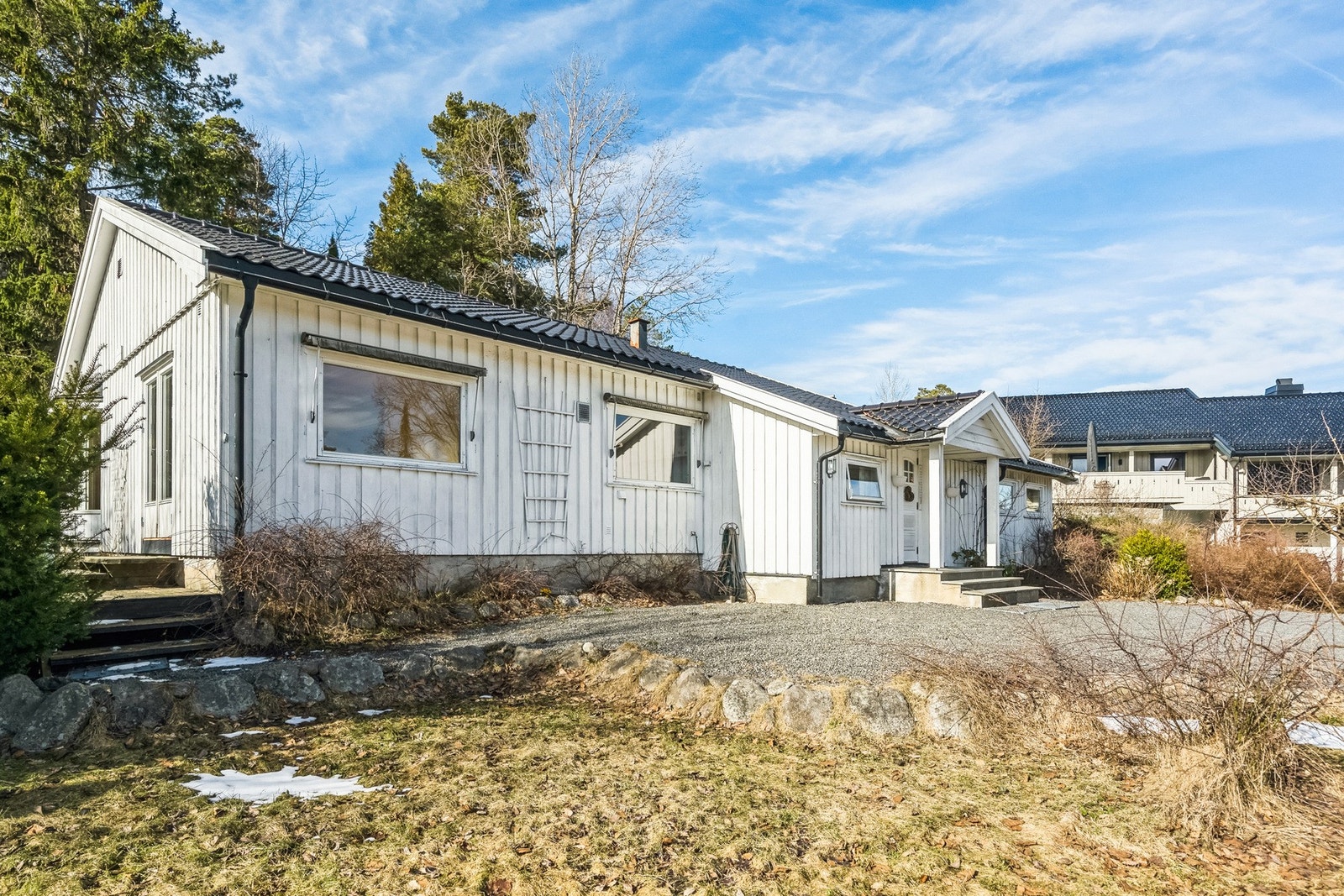 Stor og solrik tomt som gir rom for lek, hage og avslapning Galleribilde