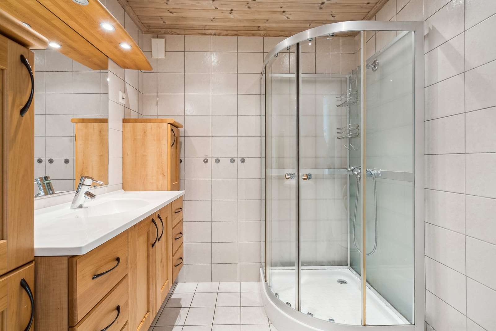 Lyst og romslig bad med moderniseringsmuligheter - skap ditt eget spa! Galleribilde