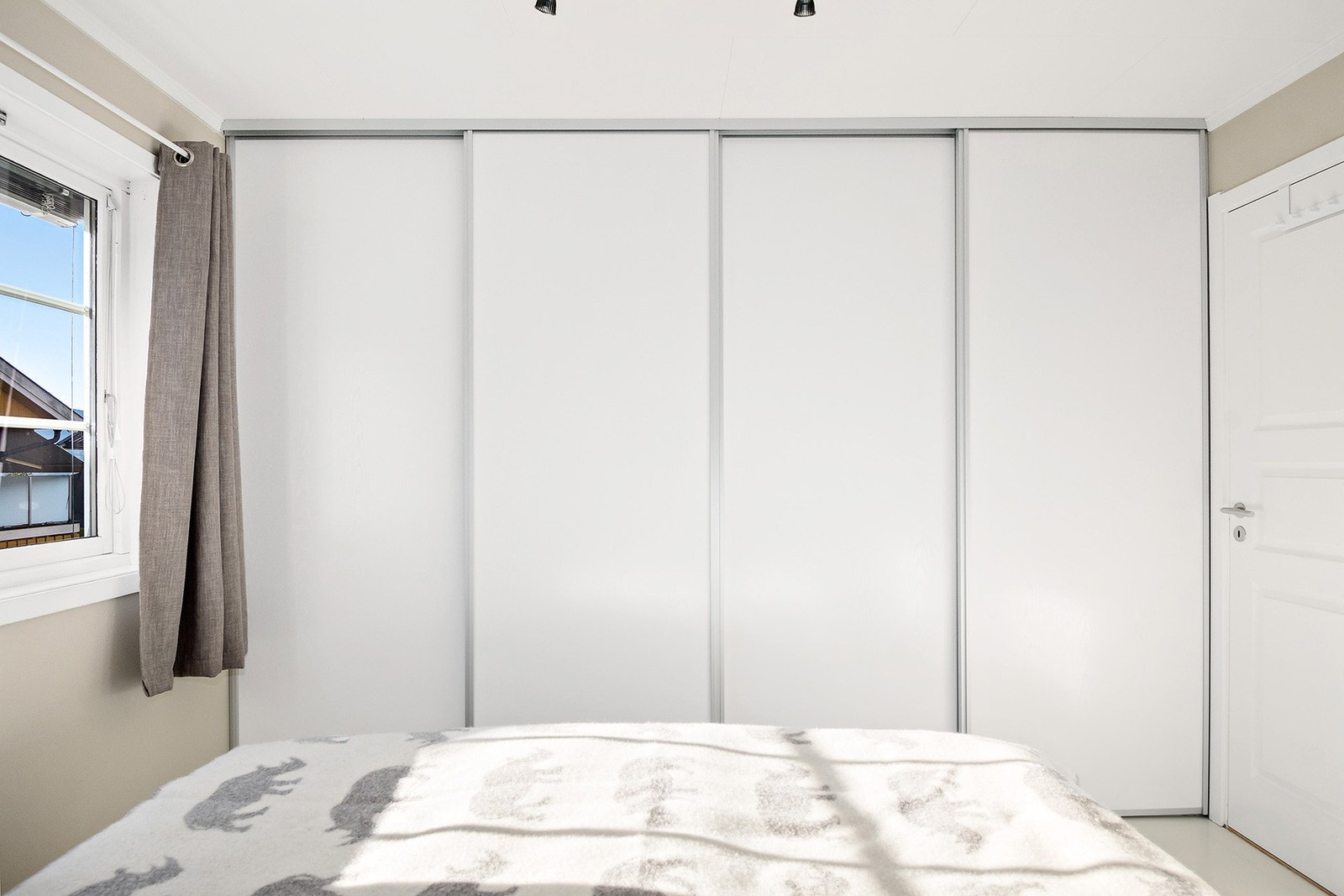 Større skyvedørsgarderobe på soverom Galleribilde