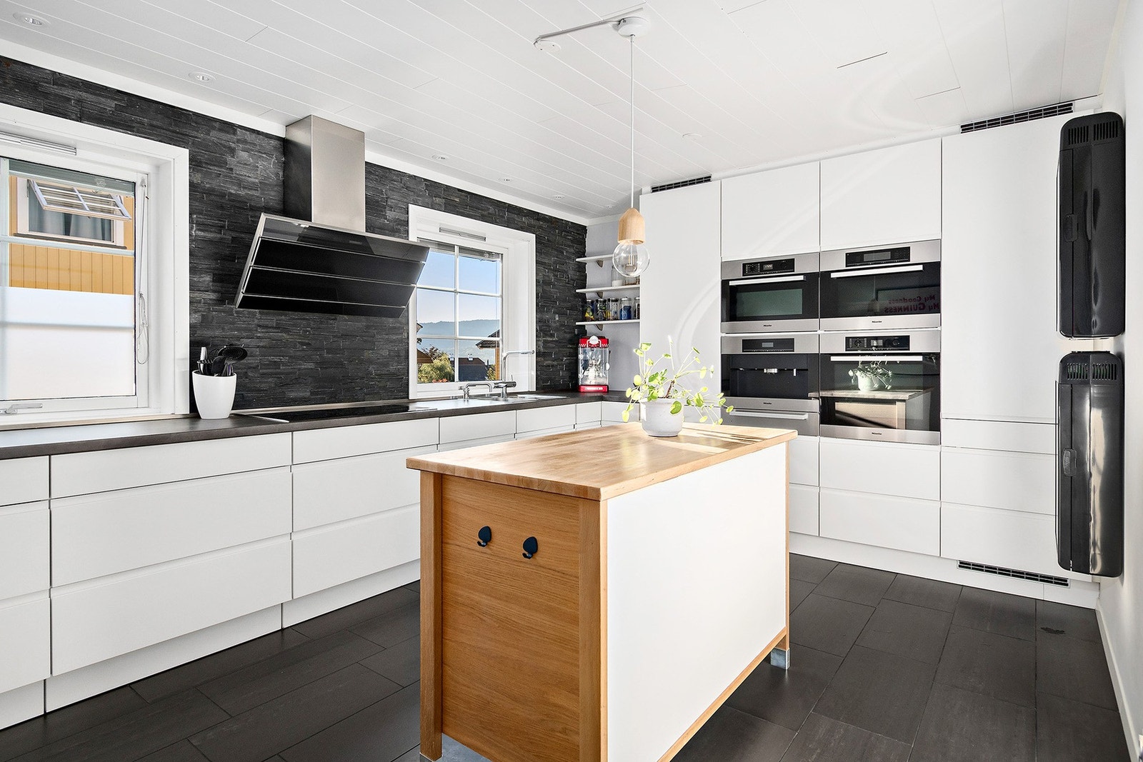 Moderne kjøkkeninnredning fra 2012 Galleribilde