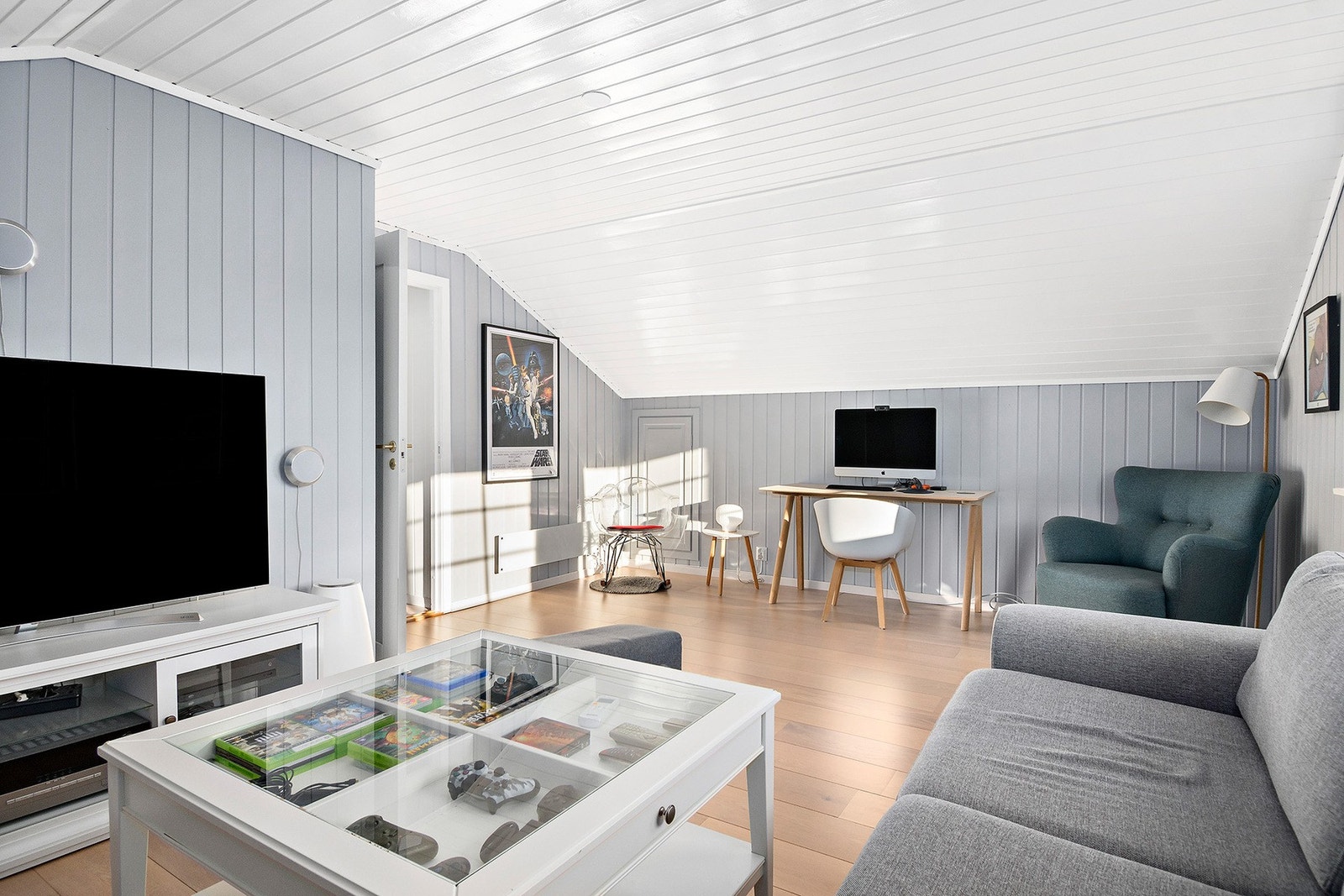 Loftstuen kan fint innredes og benyttes som soverom. Det ble i 2024 etablert brannstige og etasjen har derfor godkjent rømningsvei Galleribilde