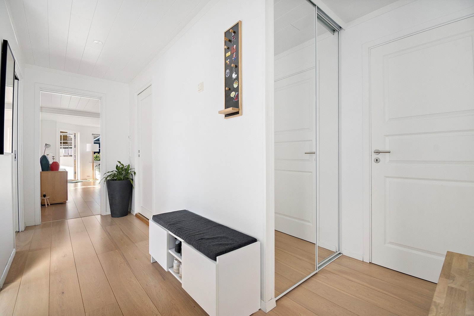 Romslig inngangsparti med garderobeskap for oppbevaring av yttertøy og sko Galleribilde