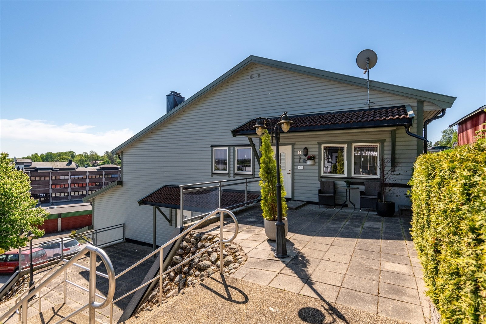 Hyggelig uteplass også forran inngangspartiet. Galleribilde