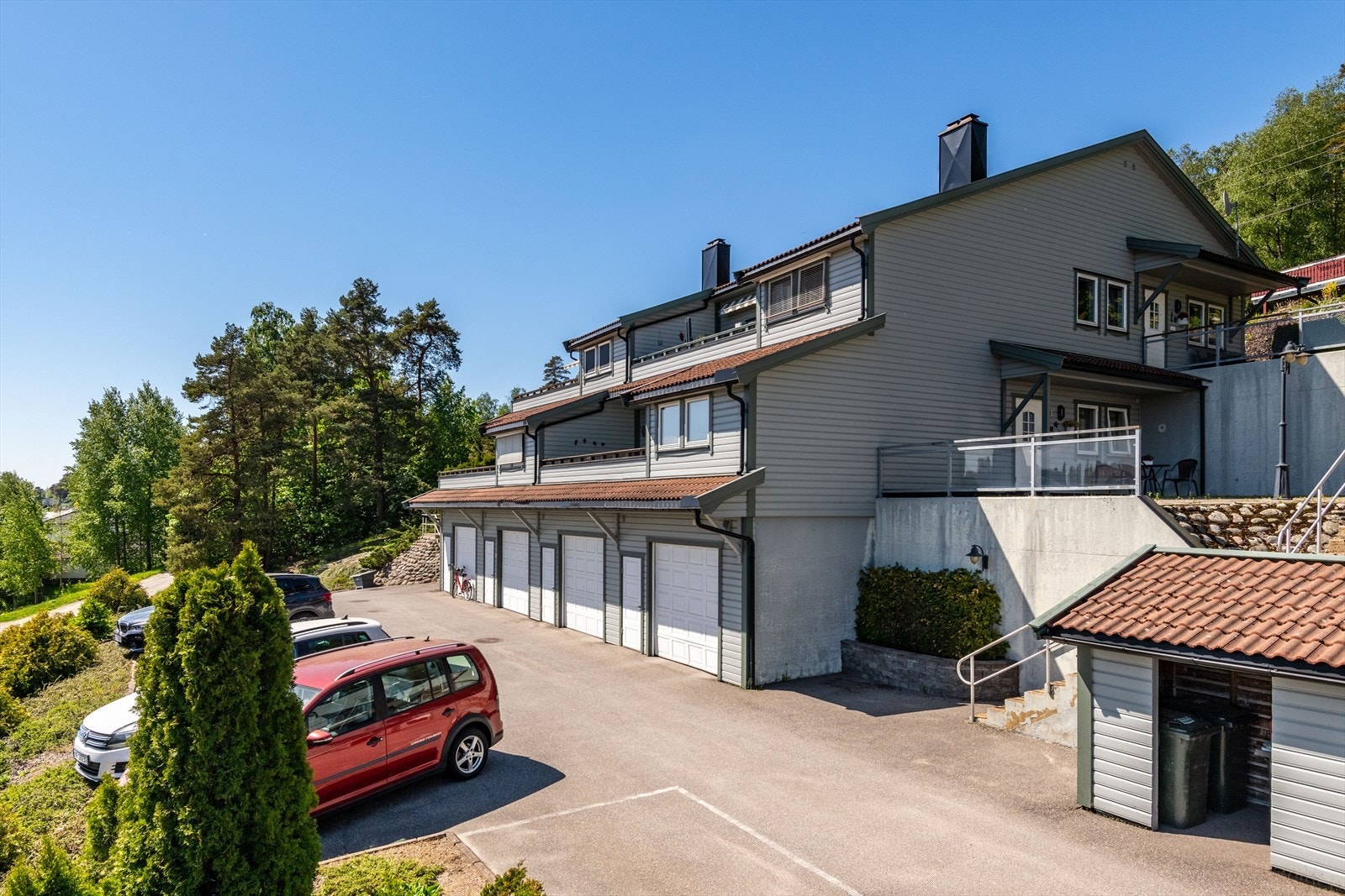 Leiligheten disponerer egen garasje på hele 35 kvm. inkludert boden. Galleribilde