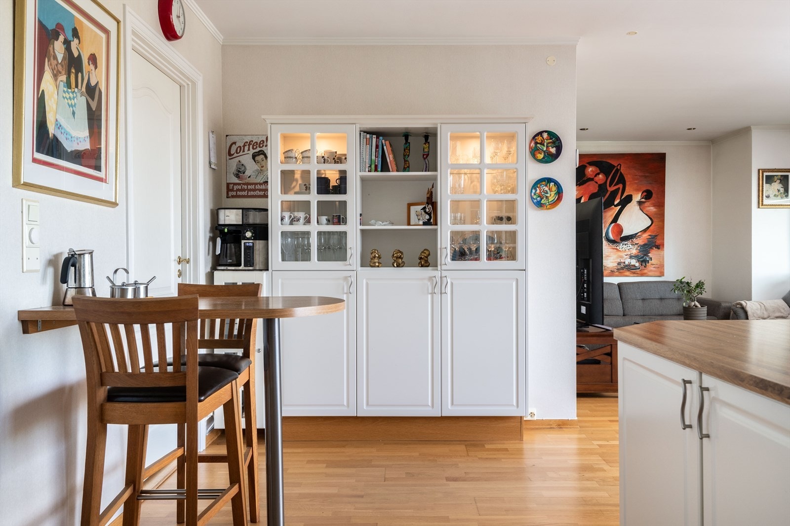 En liten avrundet benk i hjørnet fungerer som ekstra frokostbord. Galleribilde