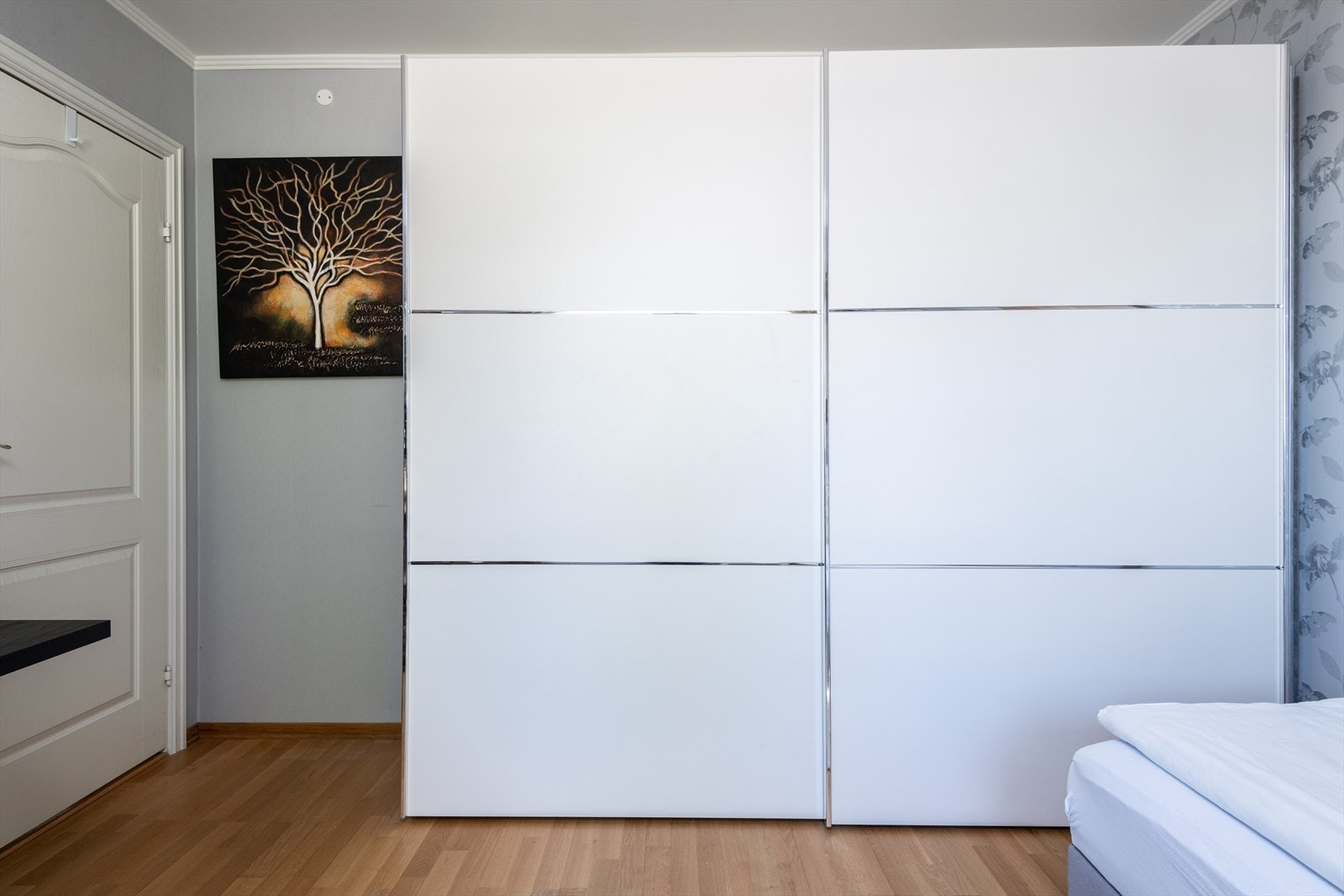 Boligens største soverom med skyvedørsgarderobe. Galleribilde