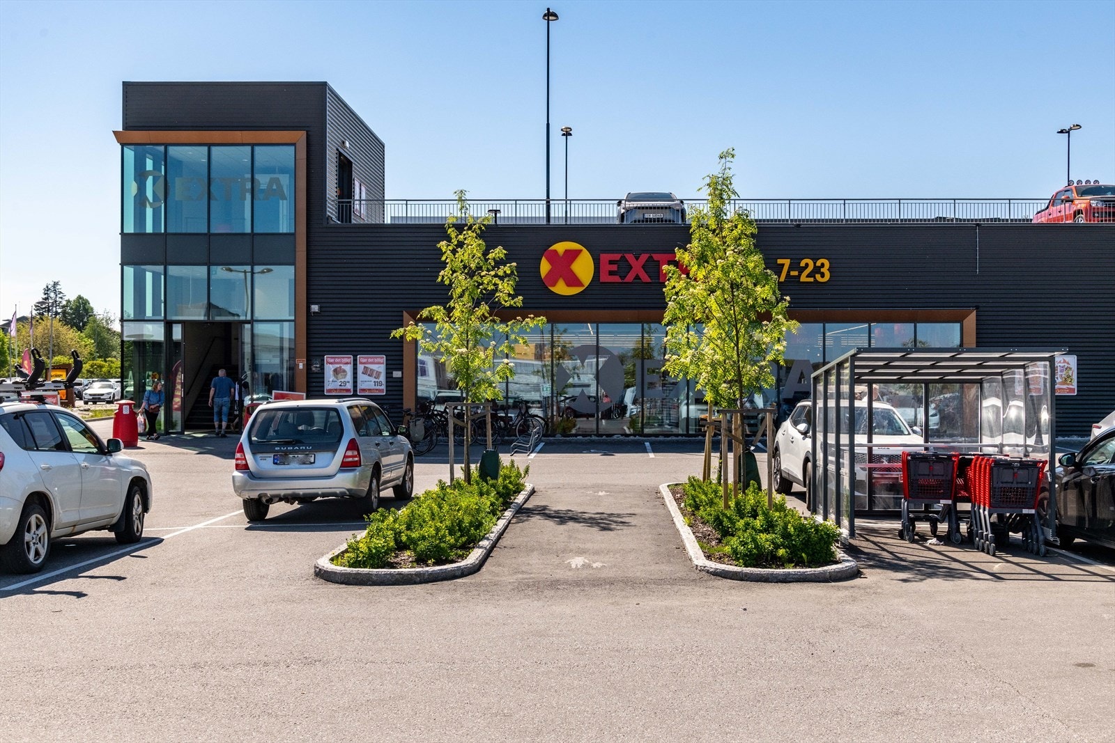 Bare 40 m nedenfor boligen ligger de første sentrene. Her finner du bilutsalg, Holdbart _ som jo er nyttig, Leo´s Lekeland, Hageland , McDonalds med mer, og to kilometer nordover venter Østfoldhallene. Galleribilde