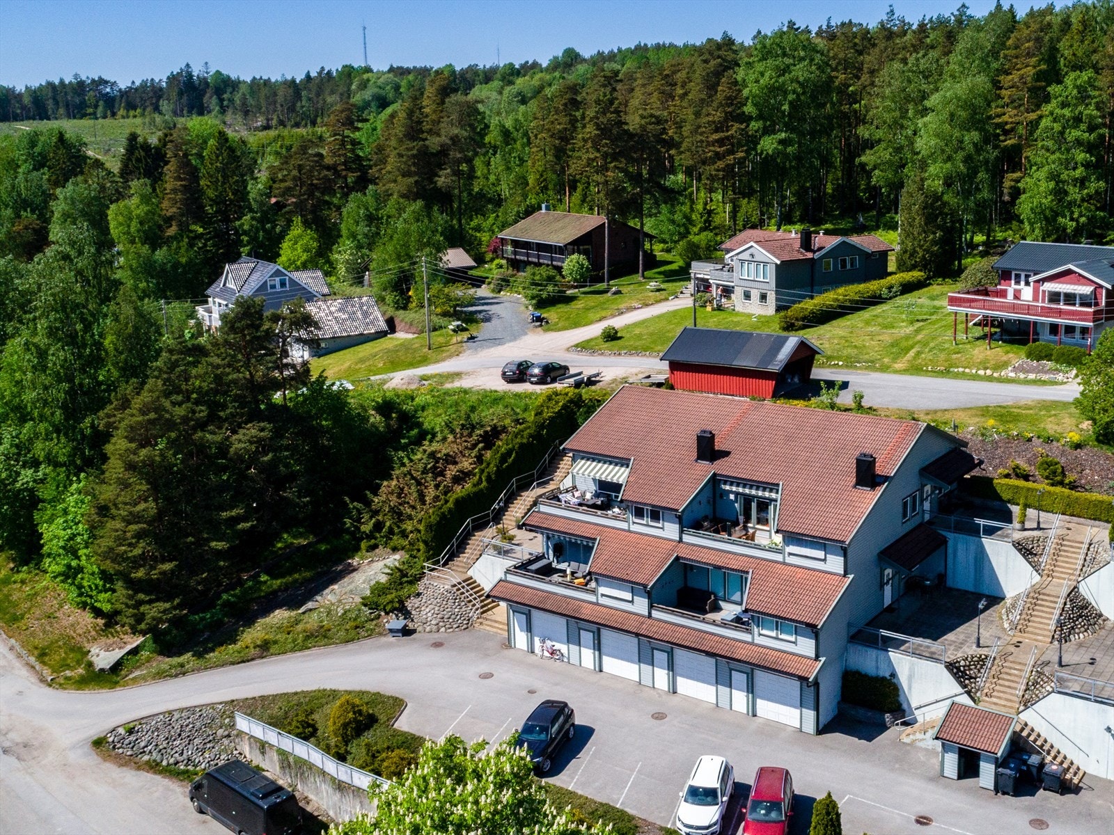 To boligblokker fra 2003 med i alt åtte leiligheter hviler fint på en høyde med skrånende terreng og diverse beplantninger. Galleribilde