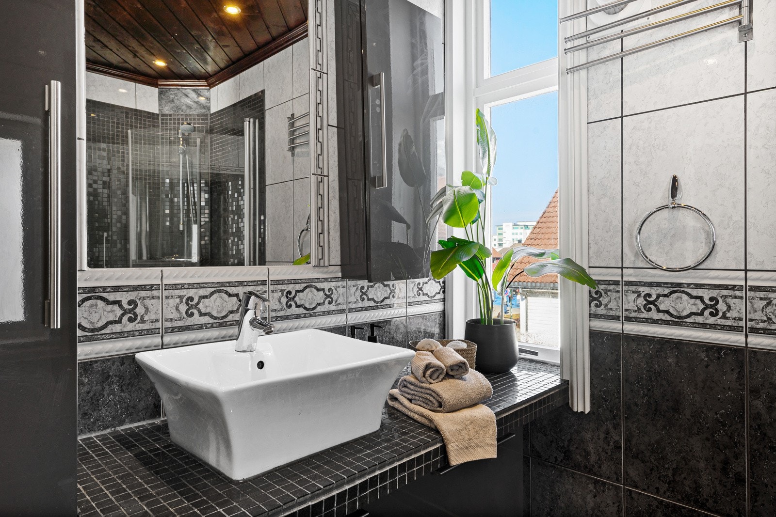 Pen, vegghengt servantinnredning. Galleribilde